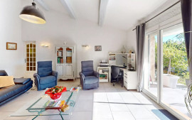 
                                                                                        Viager
                                                                                         Villa déjà louée en bord de mer à Carqueiranne pour investissement