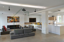 Vente
                                                                                Villa exceptionnelle sur le toit d'un immeuble de standing.