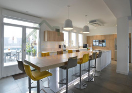 Vente
                                                                                Villa exceptionnelle sur le toit d'un immeuble de standing.