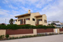 
                                                                                        Vente
                                                                                         Villa front de mer