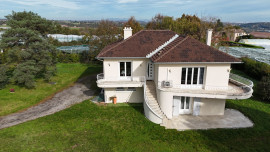 
                                                                                        Vente
                                                                                         Villa idéalement située dans un secteur prisé et bien orientée avec vue.