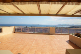 Vente
Villa sur le toit Nice Ouest VUE MER au calme avec piscine