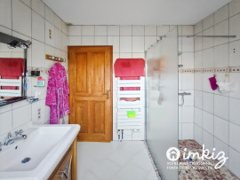 Vente
Villa sur un grand terrain arboré avec une mare