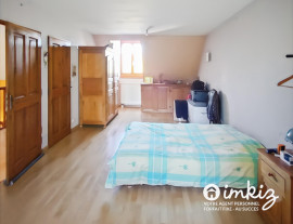 Vente
Villa sur un grand terrain arboré avec une mare