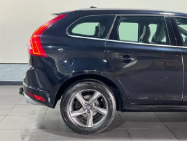 Voiture
                                                                                Volvo XC60 2.0 D4 R-Design Lux SUV 5dr Diesel Geartronic Euro 6 (s/s) (181 ps)
