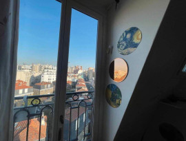 
                                                                                        Location
                                                                                         Vue sur parc et toits - appartement de charme