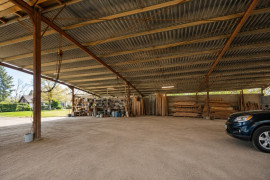 
                                                                                        Vente
                                                                                         10 HECTARES • 2 ÉTANGS • 2 MAISONS • DÉPENDANCES XXL