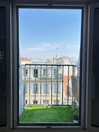 
                                                                                        Location
                                                                                         2 pièces quartier Montmartre dernier étage