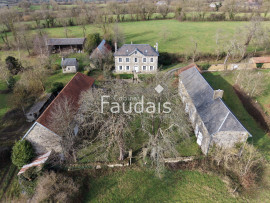 
                                                                                        Vente
                                                                                         25 minutes de la mer au milieu de 12 hectares