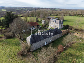 
                                                                                        Vente
                                                                                         25 minutes de la mer au milieu de 12 hectares