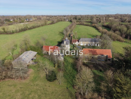 
                                                                                        Vente
                                                                                         25 minutes de la mer au milieu de 12 hectares