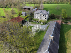 
                                                                                        Vente
                                                                                         25 minutes de la mer au milieu de 12 hectares