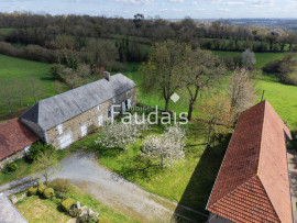 
                                                                                        Vente
                                                                                         25 minutes de la mer au milieu de 12 hectares