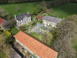 
                                                                                        Vente
                                                                                         25 minutes de la mer au milieu de 12 hectares