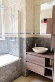 Location
67m charming apartment in Montmartre Area (2 bedrooms & Living room) (loyer tout inclus)