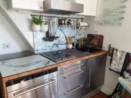 Location
À 10 minutes à pied de Paris - Charmant studio avec vue imprenable sur la Tour Eiffel & les toits de Paris (loyer tout inclus)