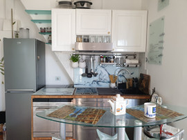 Location
À 10 minutes à pied de Paris - Charmant studio avec vue imprenable sur la Tour Eiffel & les toits de Paris (loyer tout inclus)