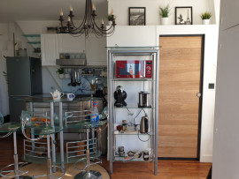 Location
À 10 minutes à pied de Paris - Charmant studio avec vue imprenable sur la Tour Eiffel & les toits de Paris (loyer tout inclus)