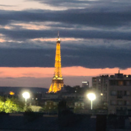 Location
À 10 minutes à pied de Paris - Charmant studio avec vue imprenable sur la Tour Eiffel & les toits de Paris (loyer tout inclus)