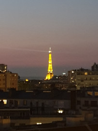 Location
À 10 minutes à pied de Paris - Charmant studio avec vue imprenable sur la Tour Eiffel & les toits de Paris (loyer tout inclus)