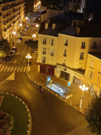 Location
À 10 minutes à pied de Paris - Charmant studio avec vue imprenable sur la Tour Eiffel & les toits de Paris (loyer tout inclus)