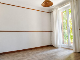 
                                                                                        Vente
                                                                                         T3 à rénover – Terrasse de 60 m² plein sud