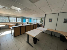 
                                                                                        Location
                                                                                         À Louer – Bureaux de 1 200 m² divisibles à Écuisses –  Saône-et-Loire (71)