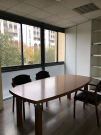 
                                                                                        Location
                                                                                         À louer – bureaux non divisibles de 230 m² à Avignon