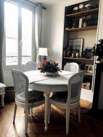 Location
À LOUER – Charmant appartement de style parisien de 70 m², soigneusement meublé. (loyer tout inclus)