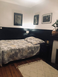 Location
À LOUER – Charmant appartement de style parisien de 70 m², soigneusement meublé. (loyer tout inclus)