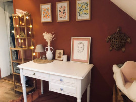 Location
À LOUER – Charmant appartement de style parisien de 70 m², soigneusement meublé. (loyer tout inclus)