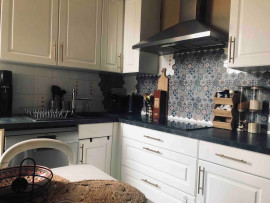 Location
À LOUER – Charmant appartement de style parisien de 70 m², soigneusement meublé. (loyer tout inclus)
