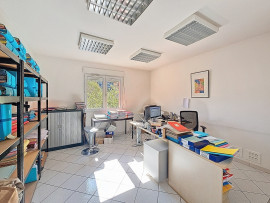 
                                                                                        Location
                                                                                         A louer local proffessionnel Piolenc 190m2