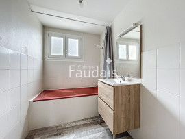 
                                                                                        Location
                                                                                          A proximité des commerces et transports