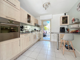 
                                                                                        Vente
                                                                                         A SAINT-LÔ, Maison de 98 m2 rénové avec soin proche des comm