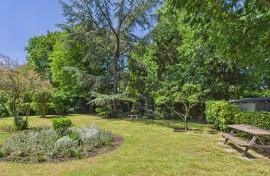 
                                                                                        Vente
                                                                                         À VENDRE - BIEN D’EXCEPTION FACE AU BOIS DE VINCENNES COMME UNE MAISON - JARDIN PRIVATIF. TERRASSES.