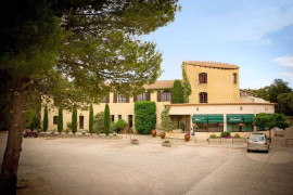 
                                                                                        Vente
                                                                                         À Vendre – Hôtel Restaurant 3 étoiles de 36 chambres et 50 couverts à Saint-Didier – Vaucluse  (84)