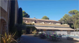 
                                                                                        Vente
                                                                                         À Vendre – Hôtel Restaurant 3 étoiles de 36 chambres et 50 couverts à Saint-Didier – Vaucluse  (84)