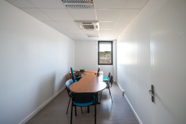
                                                                                        Location
                                                                                         À vendre/louer - Bureaux et ateliers d'une superficie totale de 3 000 m² dans le Gard