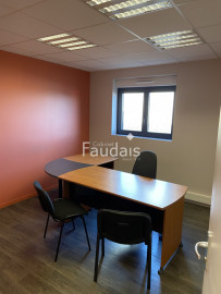 
                                                                                        Location
                                                                                         AGNEAUX : Local professionnel 