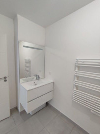 
                                                                                        Location
                                                                                         Agréable 2 pièces loggia quartier des Capucins