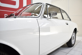 
                                                                                        Voiture
                                                                                         ALFA ROMEO 2000 Coupé GT Veloce