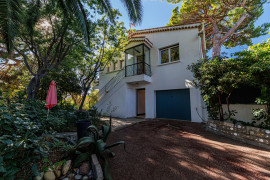 
                                                                                        Vente
                                                                                         Antibes – La Badine, le charme rare d’une maison entre mer et verdure sans vis-a-vis