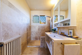 
                                                                                        Vente
                                                                                         Antibes – La Badine, le charme rare d’une maison entre mer et verdure sans vis-a-vis