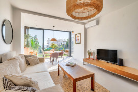 
                                                                                        Vente
                                                                                         Antibes Peyregoue - Superbe rez de jardin dans une résidence sécurisée avec vue mer