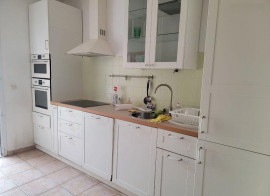 
                                                                                        Location
                                                                                         Apparemment Bordeaux Bastide cour extérieure