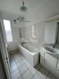 
                                                                                        Vente
                                                                                         APPARTEMENT 1ER ETAGE EN CENTRE VILLE