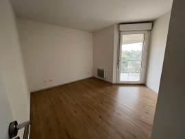 
                                                                                        Location
                                                                                         Appartement 3 pièces (74m2) au calme, lumineux !