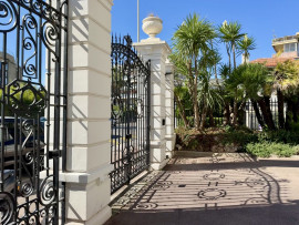 
                                                                                        Vente
                                                                                         Appartement 3 pièces à rénover – Terrasse, vue dégagée et garage – Nice Cimiez La Paloma