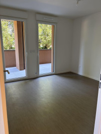 
                                                                                        Location
                                                                                         Appartement 3 pièces avec terrasse et jardin